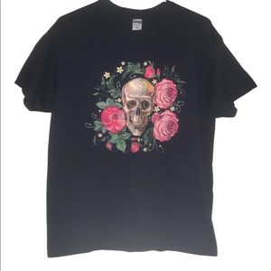 Roses & Skull graphic T-shirt sz L